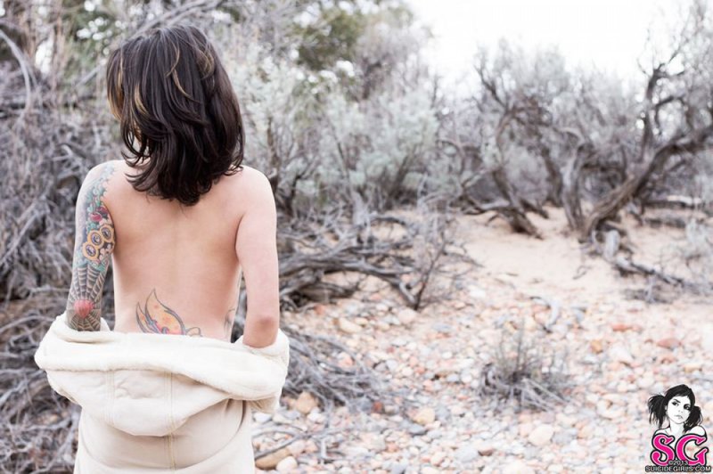 Татуированная крошка позирует в горах 13 фото Татуированная крошка позирует в горах 13 фото