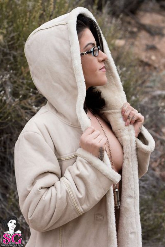 Татуированная крошка позирует в горах 15 фото Татуированная крошка позирует в горах 15 фото