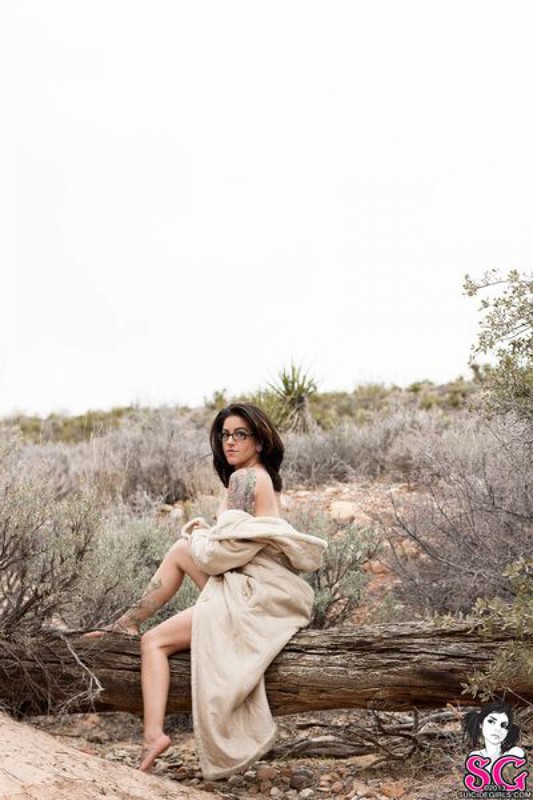 Татуированная крошка позирует в горах 16 фото Татуированная крошка позирует в горах 16 фото