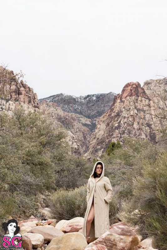 Татуированная крошка позирует в горах 12 фото Татуированная крошка позирует в горах 12 фото