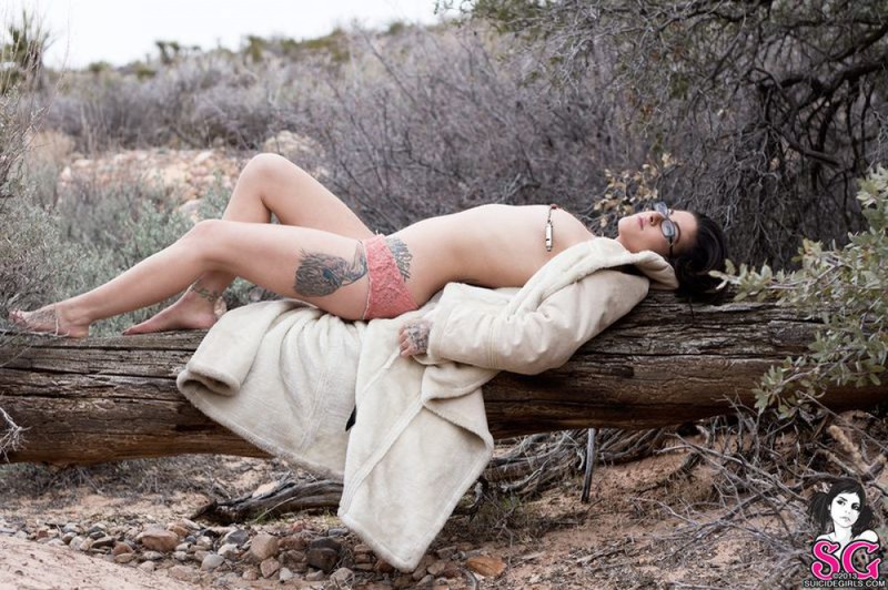 Татуированная крошка позирует в горах 23 фото Татуированная крошка позирует в горах 23 фото