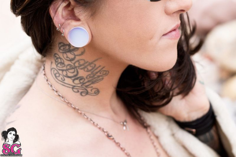 Татуированная крошка позирует в горах 27 фото Татуированная крошка позирует в горах 27 фото