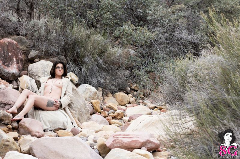 Татуированная крошка позирует в горах 19 фото Татуированная крошка позирует в горах 19 фото