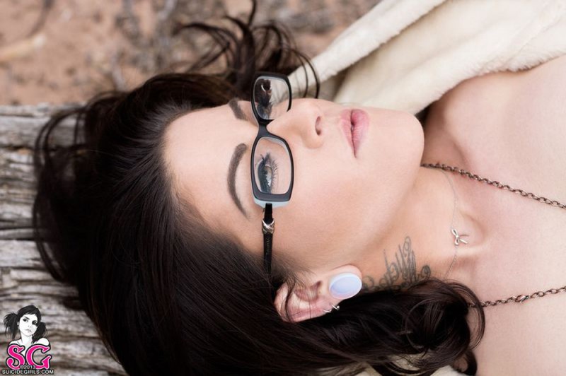 Татуированная крошка позирует в горах 22 фото Татуированная крошка позирует в горах 22 фото