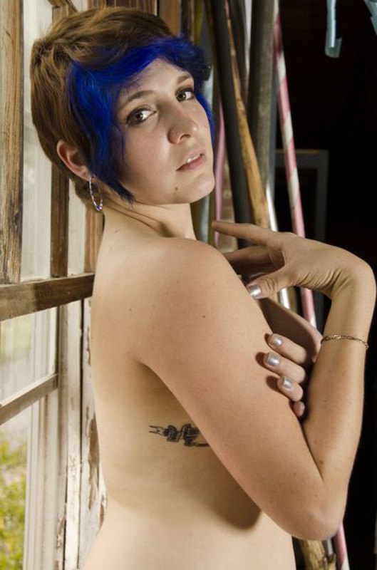 Полненькая неформалка позирует в столярной мастерской 17 фото Полненькая неформалка позирует в столярной мастерской 17 фото