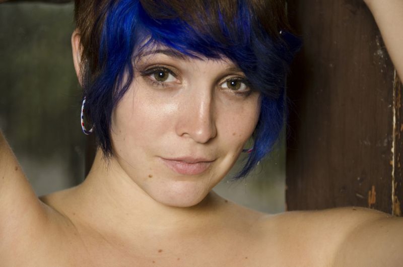 Полненькая неформалка позирует в столярной мастерской 2 фото Полненькая неформалка позирует в столярной мастерской 2 фото