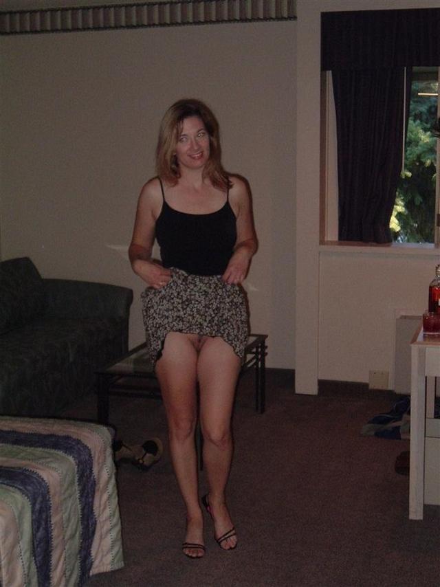 Взрослая мамаша позирует без одежды и сосёт член мужу 1 фото Взрослая мамаша позирует без одежды и сосёт член мужу 1 фото