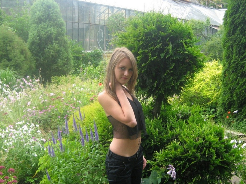 Стройная стерва разделась для парня во время прогулки в парке 5 фото Стройная стерва разделась для парня во время прогулки в парке 5 фото