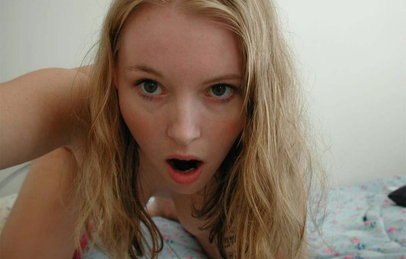 Эмоциональная девка валяется на кроватке с камерой 1 фото Эмоциональная девка валяется на кроватке с камерой 1 фото