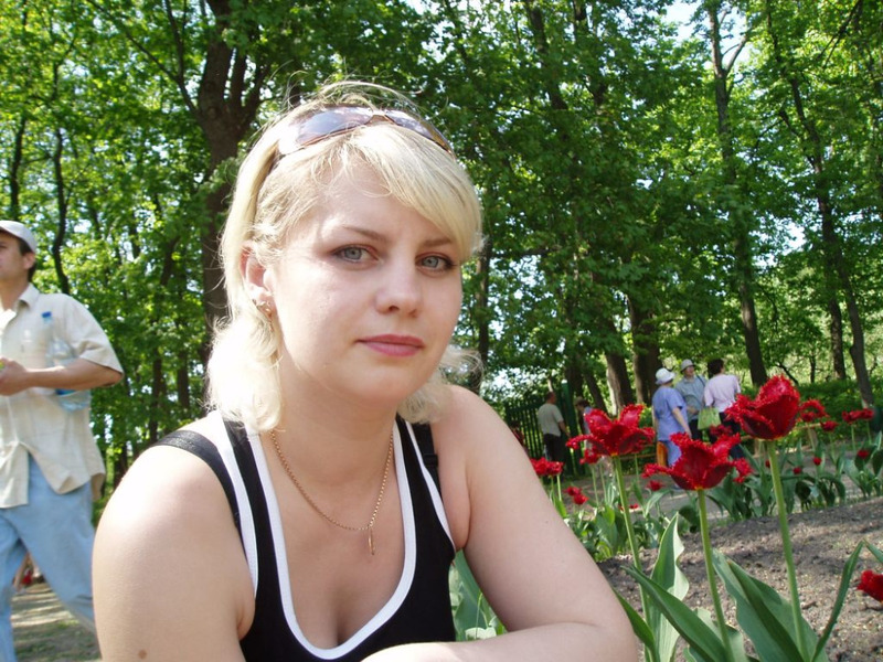 Русская блондинка с натуральными сиськами позирует на природе 1 фото Русская блондинка с натуральными сиськами позирует на природе 1 фото