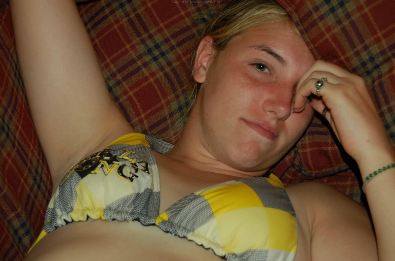 Голая невоспитанная сучка дает себя трогать 4 фото Голая невоспитанная сучка дает себя трогать 4 фото