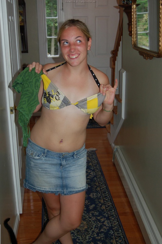 Голая невоспитанная сучка дает себя трогать 20 фото Голая невоспитанная сучка дает себя трогать 20 фото