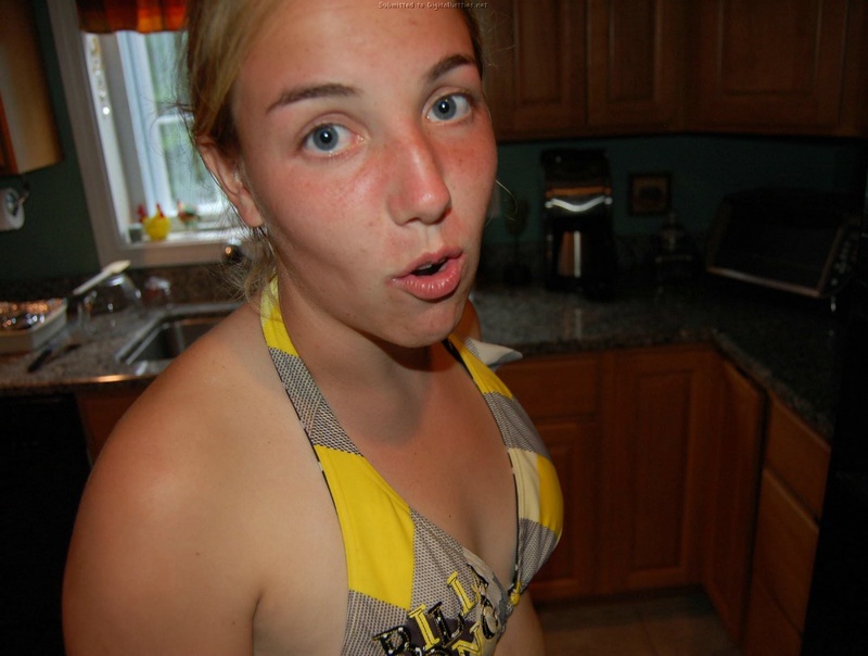 Голая невоспитанная сучка дает себя трогать 22 фото Голая невоспитанная сучка дает себя трогать 22 фото