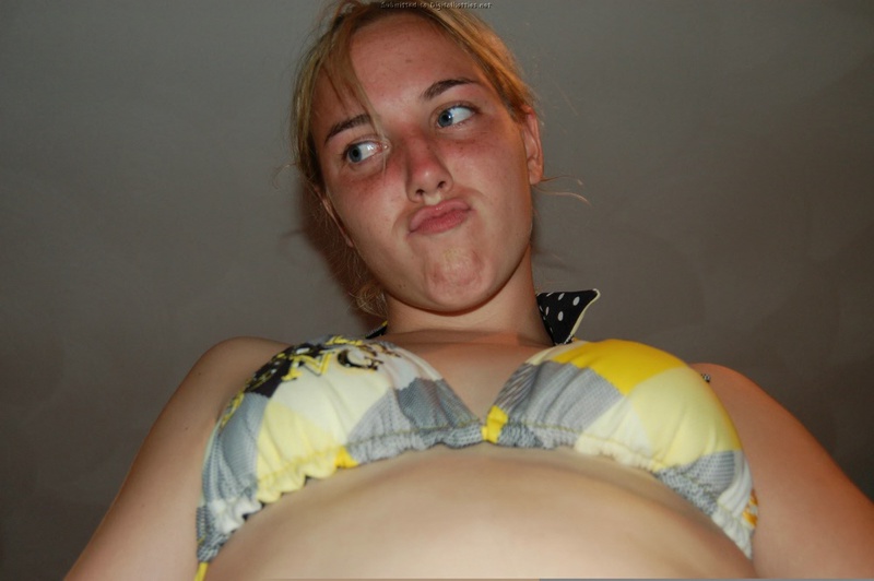 Голая невоспитанная сучка дает себя трогать 32 фото Голая невоспитанная сучка дает себя трогать 32 фото