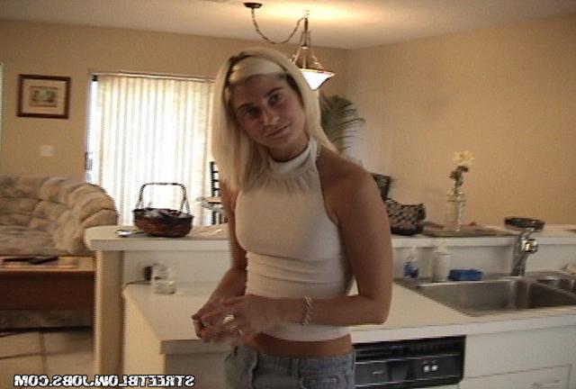 Парень даёт на клык дома случайной прохожей 8 фото Парень даёт на клык дома случайной прохожей 8 фото