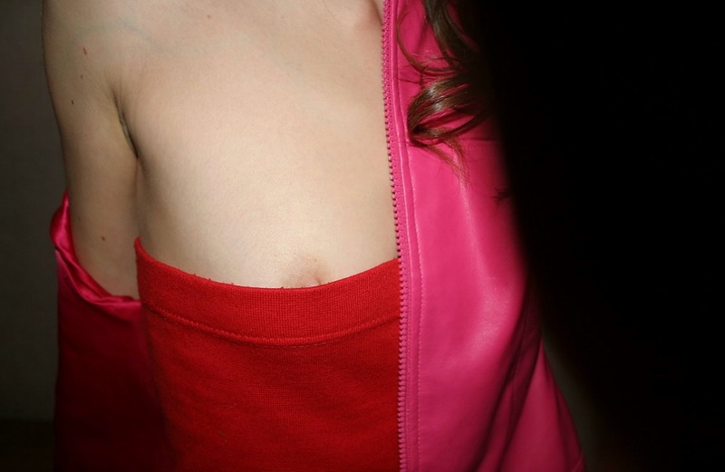 Похотливая шатенка сняла розовую куртку и джинсы на камеру 3 фото Похотливая шатенка сняла розовую куртку и джинсы на камеру 3 фото