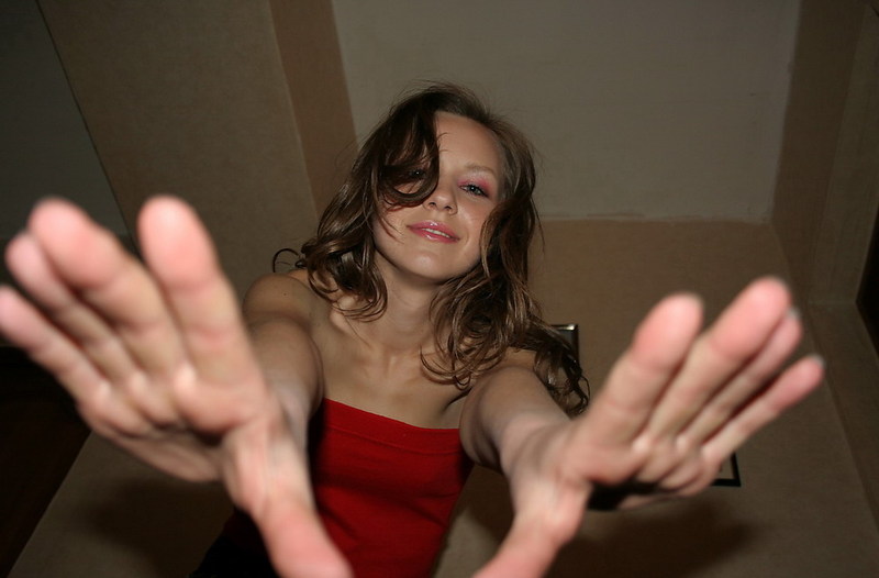 Похотливая шатенка сняла розовую куртку и джинсы на камеру 7 фото Похотливая шатенка сняла розовую куртку и джинсы на камеру 7 фото