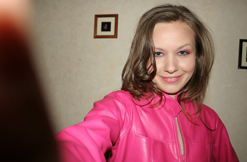 Похотливая шатенка сняла розовую куртку и джинсы на камеру 1 фото Похотливая шатенка сняла розовую куртку и джинсы на камеру 1 фото