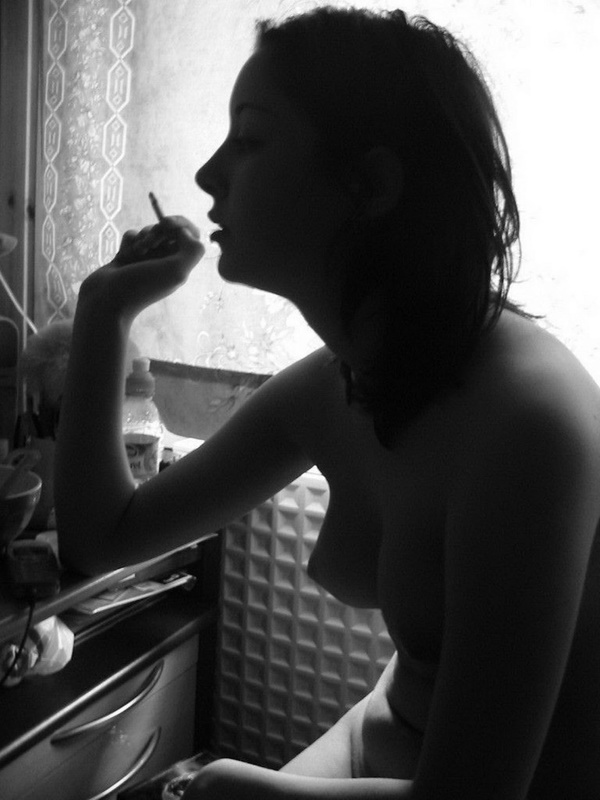 Игривая брюнетка позирует перед другом дома 3 фото Игривая брюнетка позирует перед другом дома 3 фото