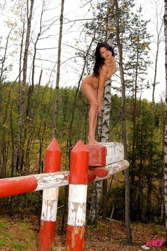 Агрономша улеглась голым телом на шлагбаум 34 фото Агрономша улеглась голым телом на шлагбаум 34 фото