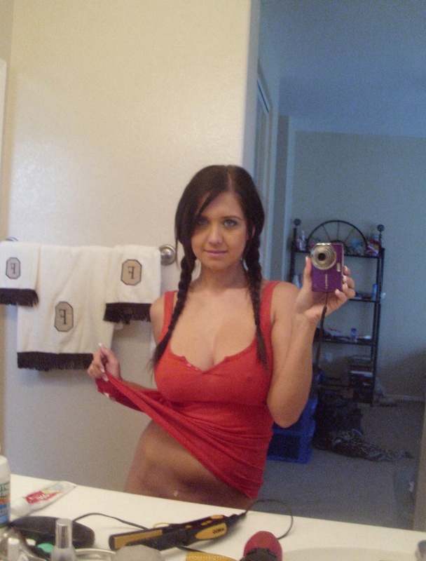 Худенькая куколка мастурбирует писю и позирует на камеру 5 фото Худенькая куколка мастурбирует писю и позирует на камеру 5 фото