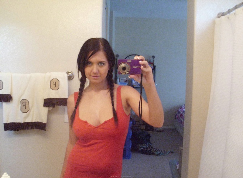 Худенькая куколка мастурбирует писю и позирует на камеру 2 фото Худенькая куколка мастурбирует писю и позирует на камеру 2 фото