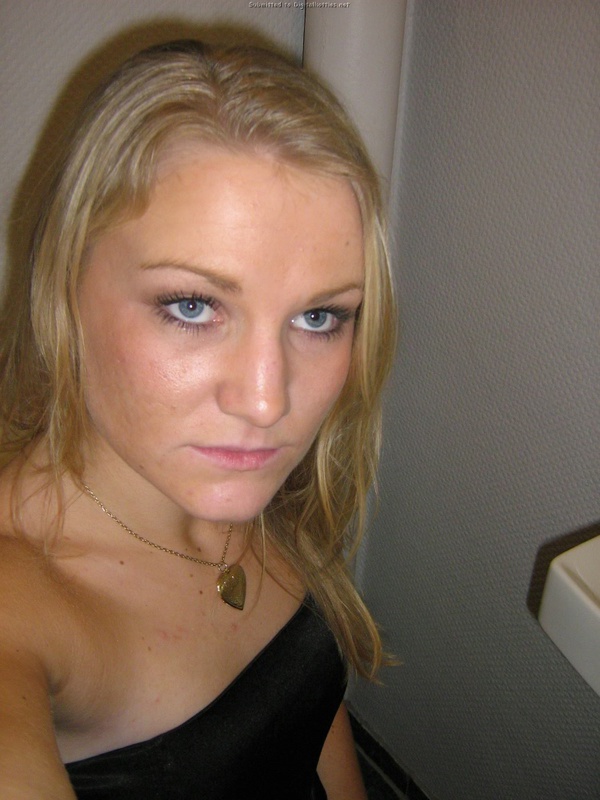 Русская блондинка разделась и делает селфи в туалете 1 фото Русская блондинка разделась и делает селфи в туалете 1 фото