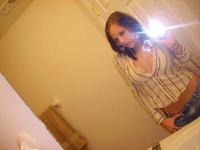 Молодая брюнетка раздевается дома 5 фото Молодая брюнетка раздевается дома 5 фото