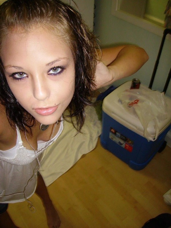 Молодая брюнетка раздевается дома 2 фото Молодая брюнетка раздевается дома 2 фото