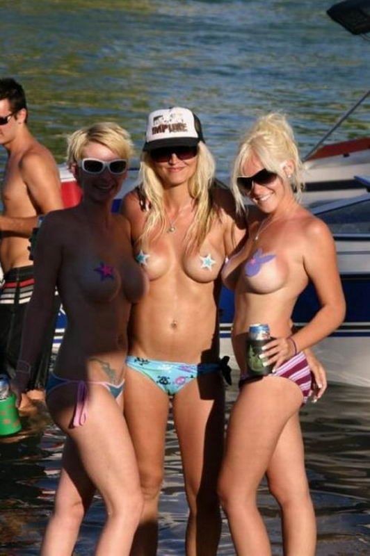 Показывают большие и маленькие дойки перед любовником 2 фото Показывают большие и маленькие дойки перед любовником 2 фото