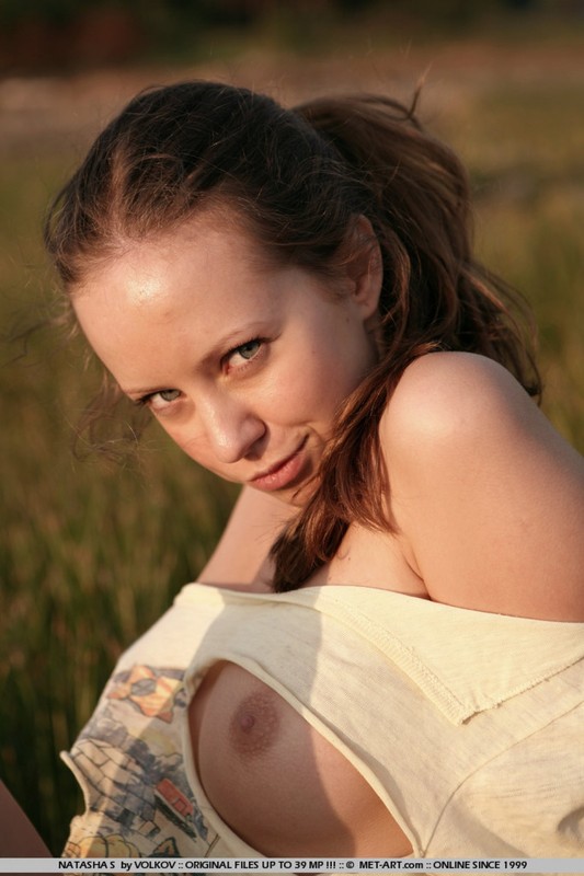 Деревенская девушка в рваной футболке позирует на камне 8 фото Деревенская девушка в рваной футболке позирует на камне 8 фото