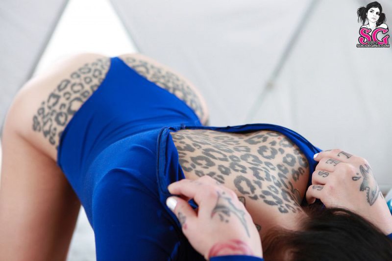 Татуированная брюнетка с челкой позирует голая со шлемом космонавта 16 фото Татуированная брюнетка с челкой позирует голая со шлемом космонавта 16 фото