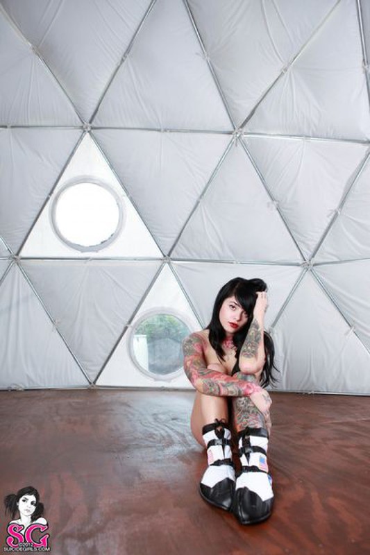 Татуированная брюнетка с челкой позирует голая со шлемом космонавта 4 фото Татуированная брюнетка с челкой позирует голая со шлемом космонавта 4 фото