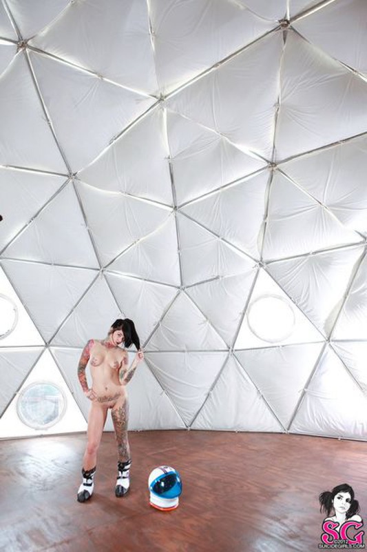 Татуированная брюнетка с челкой позирует голая со шлемом космонавта 9 фото Татуированная брюнетка с челкой позирует голая со шлемом космонавта 9 фото