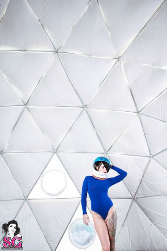 Татуированная брюнетка с челкой позирует голая со шлемом космонавта 5 фото Татуированная брюнетка с челкой позирует голая со шлемом космонавта 5 фото