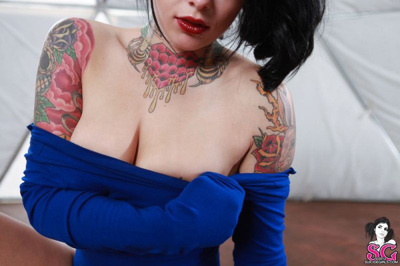 Татуированная брюнетка с челкой позирует голая со шлемом космонавта 38 фото Татуированная брюнетка с челкой позирует голая со шлемом космонавта 38 фото