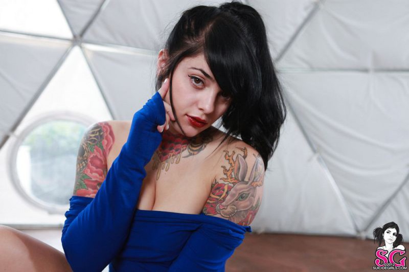 Татуированная брюнетка с челкой позирует голая со шлемом космонавта 40 фото Татуированная брюнетка с челкой позирует голая со шлемом космонавта 40 фото