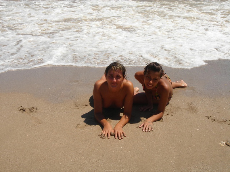 Туристки снимают лифчики на пляже и мажут голые тела песком 8 фото Туристки снимают лифчики на пляже и мажут голые тела песком 8 фото