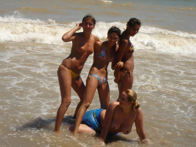 Туристки снимают лифчики на пляже и мажут голые тела песком 14 фото Туристки снимают лифчики на пляже и мажут голые тела песком 14 фото