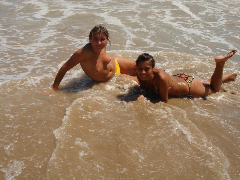 Туристки снимают лифчики на пляже и мажут голые тела песком 3 фото Туристки снимают лифчики на пляже и мажут голые тела песком 3 фото