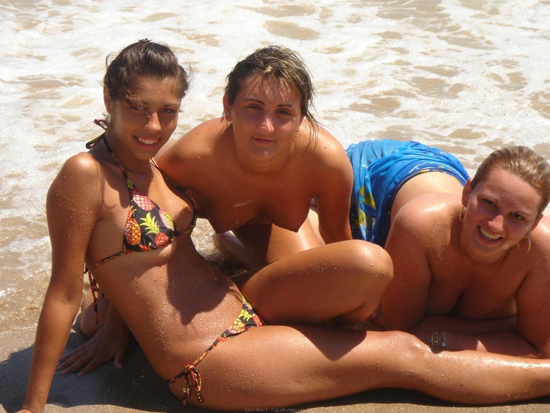 Туристки снимают лифчики на пляже и мажут голые тела песком 12 фото Туристки снимают лифчики на пляже и мажут голые тела песком 12 фото