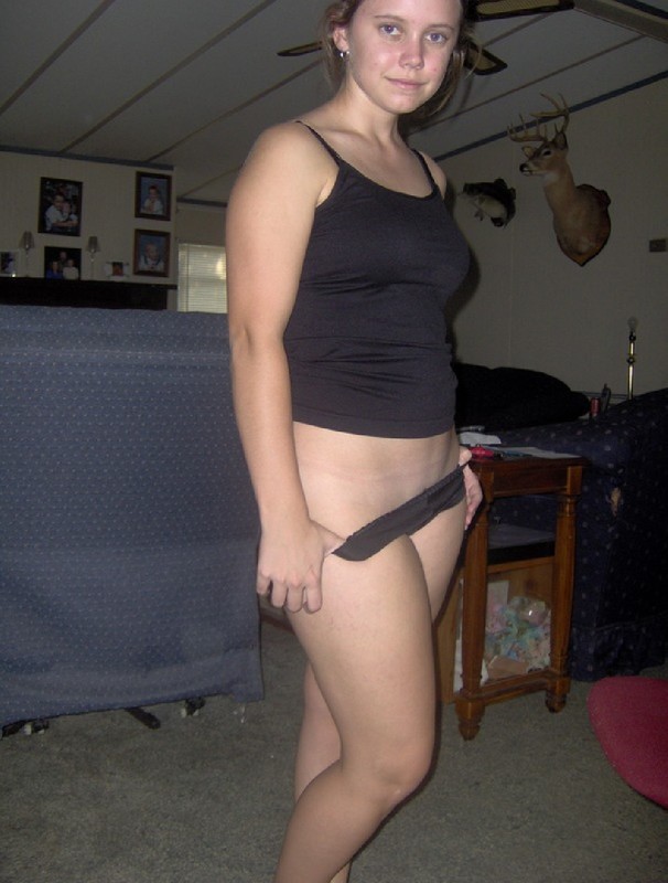 Ошалелая баба валяется на кроватке и шалит откровенно 10 фото Ошалелая баба валяется на кроватке и шалит откровенно 10 фото