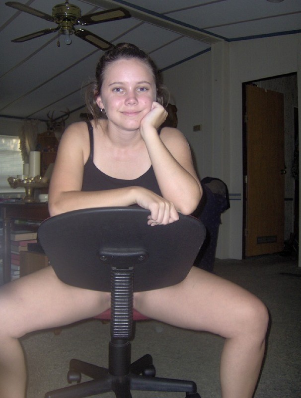 Ошалелая баба валяется на кроватке и шалит откровенно 4 фото Ошалелая баба валяется на кроватке и шалит откровенно 4 фото