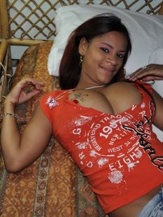 Латинка стащила белье с бантиками и показала огромные дойки