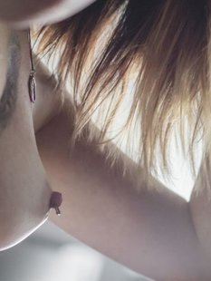 Стильная неформалка демонстрирует татуировки