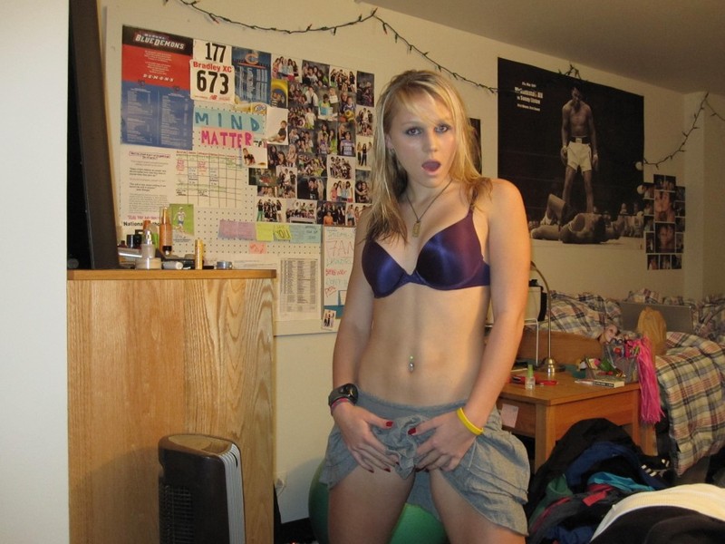 Игривая блондинка охотно мастурбирует киску самой себе 9 фото Игривая блондинка охотно мастурбирует киску самой себе 9 фото