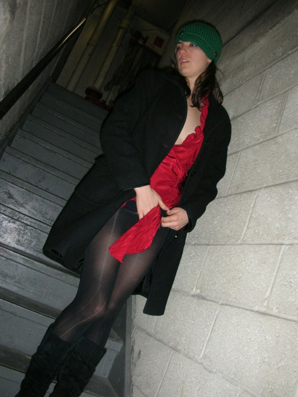 Некрасивая девушка раздевается на лестнице подъезда и в квартире 12 фото Некрасивая девушка раздевается на лестнице подъезда и в квартире 12 фото