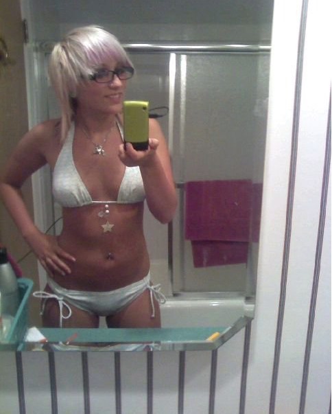 Селфи молодых очаровательных девушек 3 фото Селфи молодых очаровательных девушек 3 фото