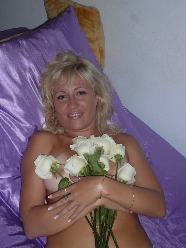 Русская жена позирует голая с лепестками роз на камеру 13 фото Русская жена позирует голая с лепестками роз на камеру 13 фото