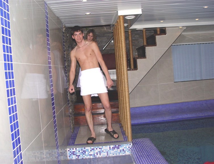 Парень в очках трахает телку после бани в присутствии друзей 1 фото Парень в очках трахает телку после бани в присутствии друзей 1 фото